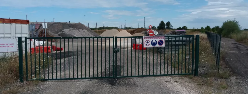 Vue de face du terrain non bâti