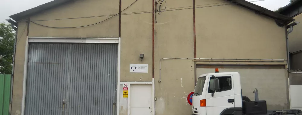 Façade d'un entrepôt à louer à Versailles (78)