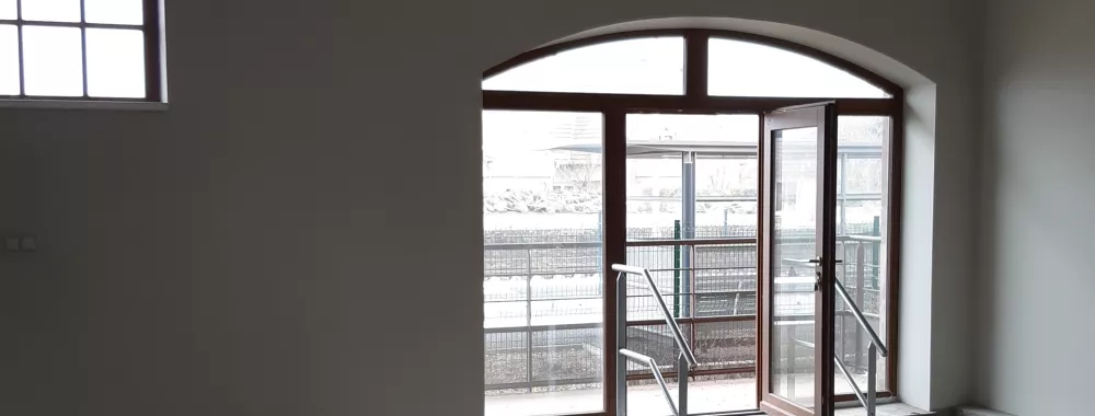 BAIE VITREE DONNANT SUR LA VOIE