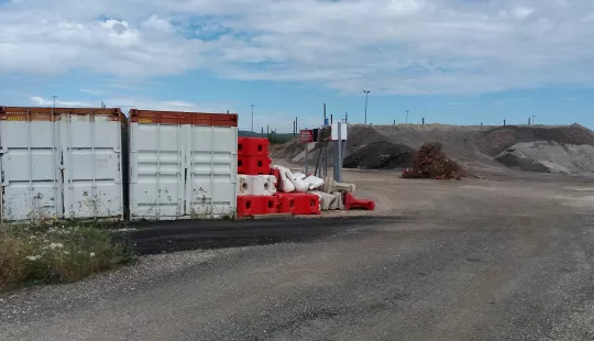 Vue latérale du terrain