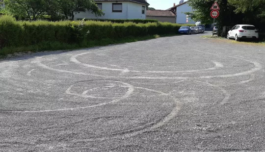 TERRAIN POUR LE RETOURNEMENT MAIS SANS STATIONNEMENT