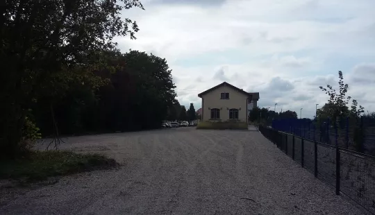 bâtiment et parking