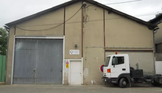 Façade d'un entrepôt à louer à Versailles (78)