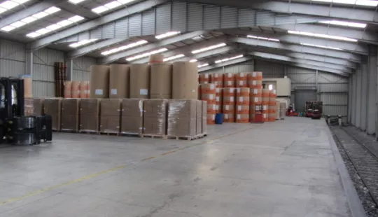 Entrepôt et quai couvert