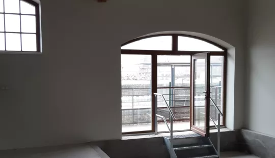 BAIE VITREE DONNANT SUR LA VOIE